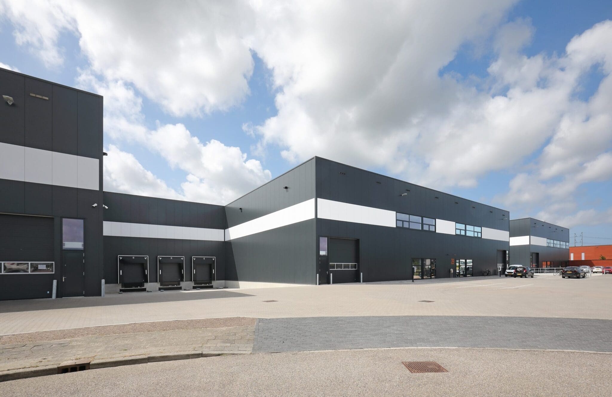 Oplevering logistiek bedrijfsgebouw Logistics Court Nieuw-Vennep