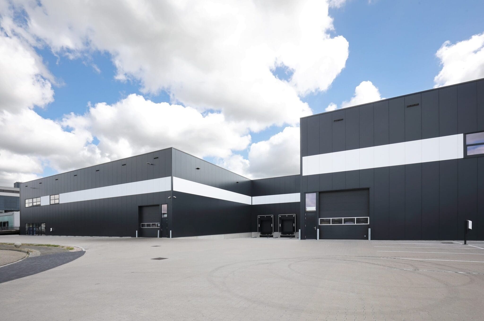 Oplevering logistiek bedrijfsgebouw Logistics Court Nieuw-Vennep