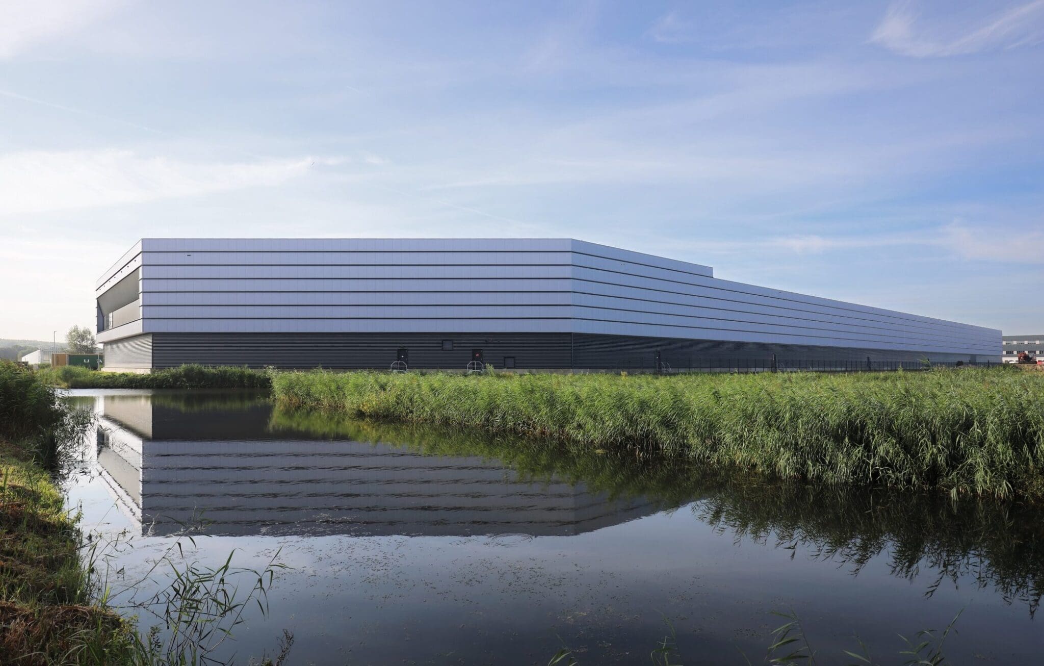 Logistiek bedrijfsgebouw Allround Cargo Handling Ridderkerk opgeleverd