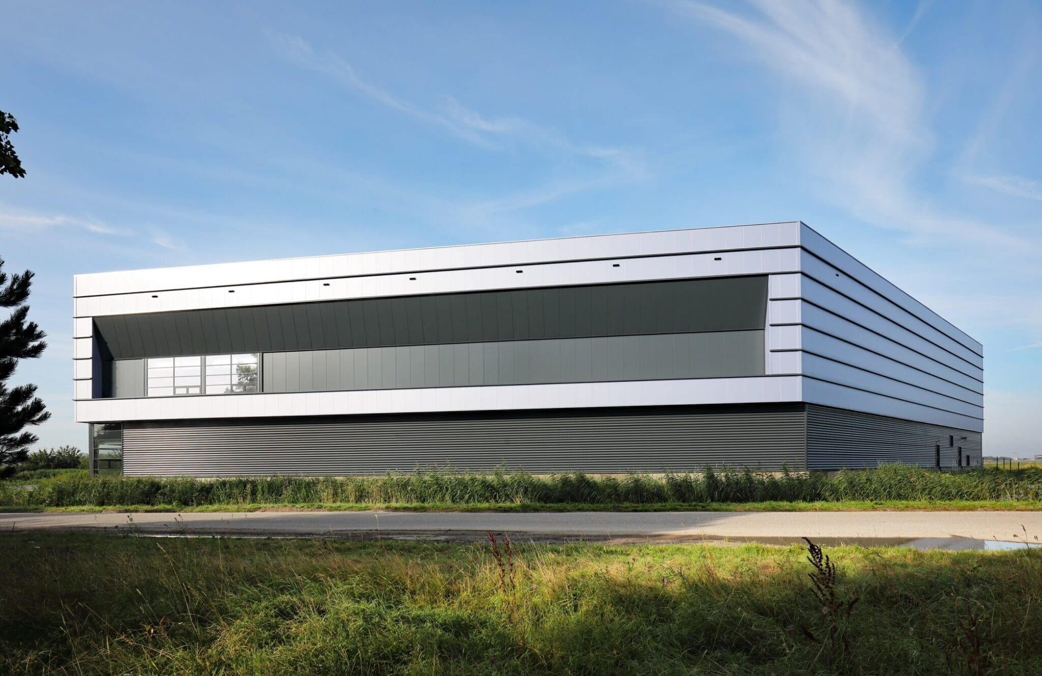 Logistiek bedrijfsgebouw Allround Cargo Handling Ridderkerk opgeleverd