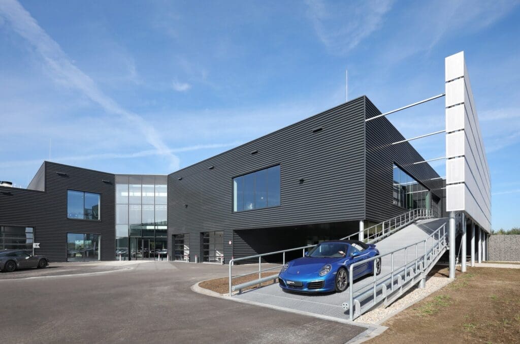 Nieuwbouw bedrijfspand Porsche Centrum Twente Deventer