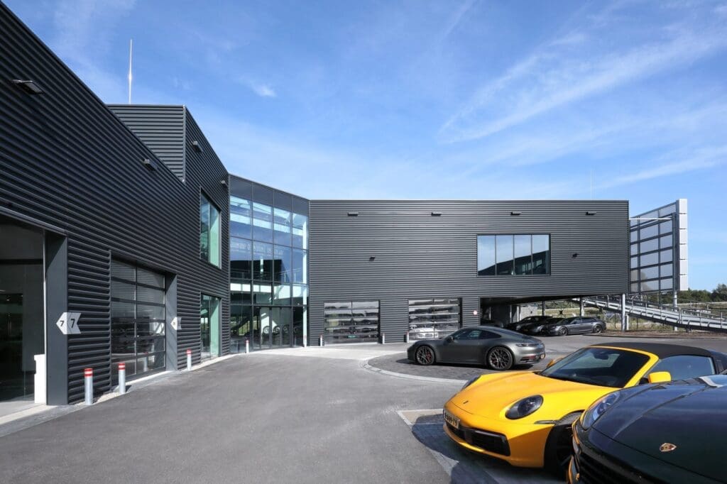 Nieuwbouw bedrijfspand Porsche Centrum Twente Deventer