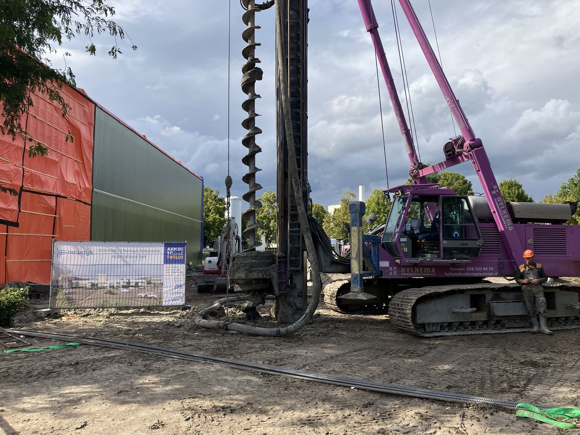Eerste paal uitbreiding Neways Electronics Son