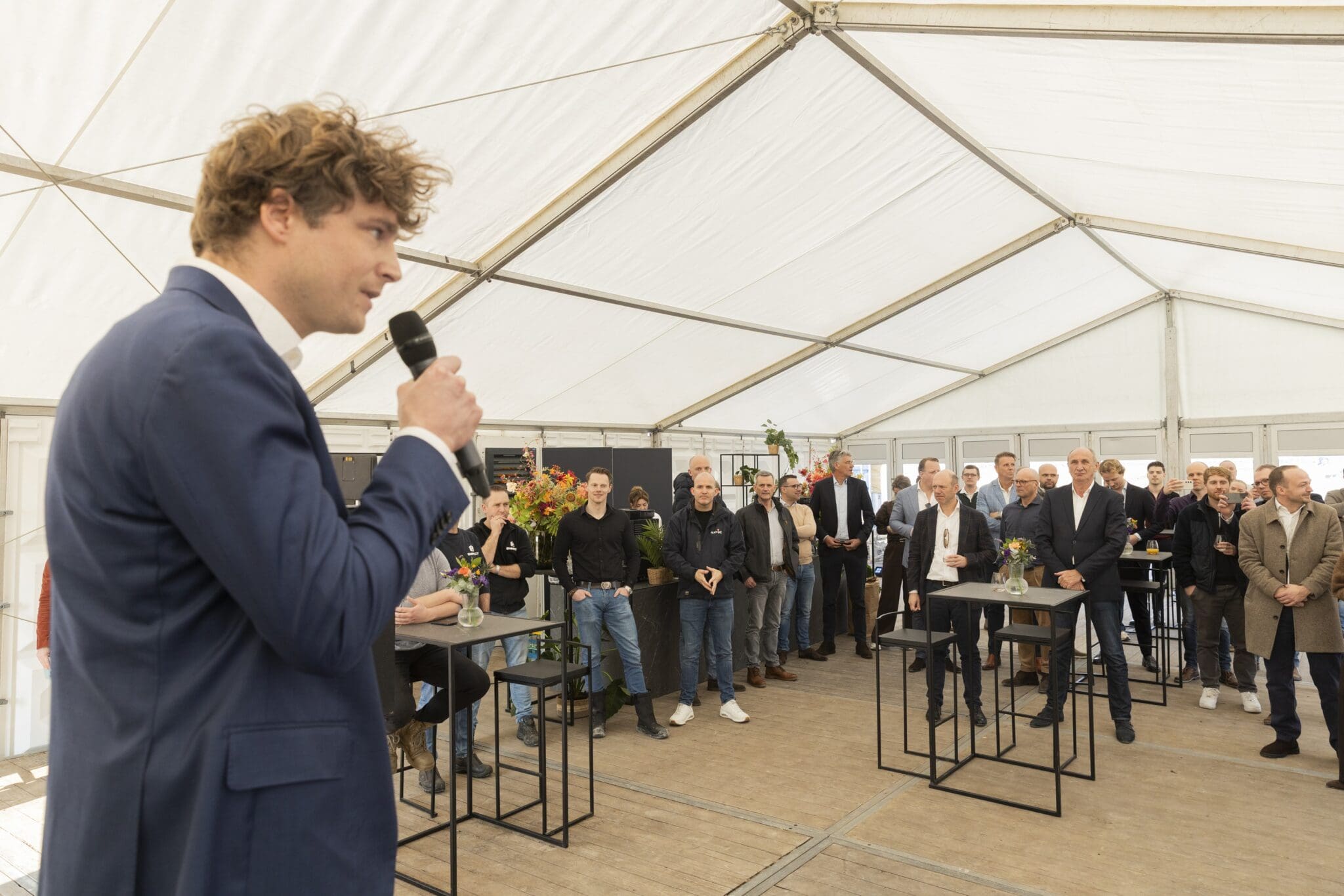 Feestelijke paal AM-ADST Schiphol Trade Park